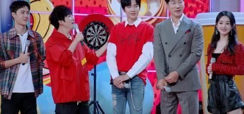  自我介绍|嘉宾正在自我介绍，王一博却没有专心听，扶腰的小动作让人心疼！