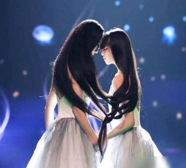  晒出|小彩旗被彻底放弃？杨丽萍为外甥女小白兔庆生，这是新的接班人？