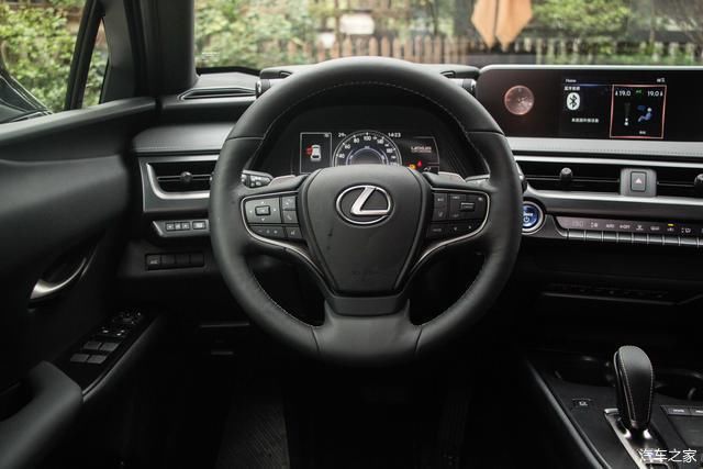  雷克萨斯UX300e|嫌特斯拉做工差？实拍雷克萨斯首款电动SUV 不仅豪华 还更便宜