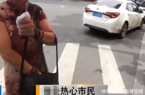  擦碰|17岁女生骑车擦碰轿车被索赔500元，街头无助哭泣，路人帮垫付