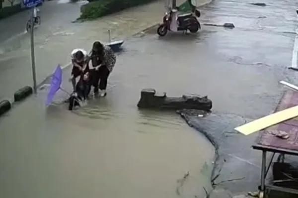  女生|女生雨中骑车跌落水坑，瞬间淹没头顶