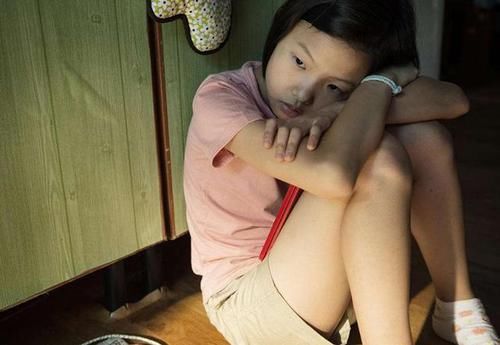 小男孩|小男孩暖心为妈妈'借出肩膀'惹众人称赞,穷养富养不如有教养