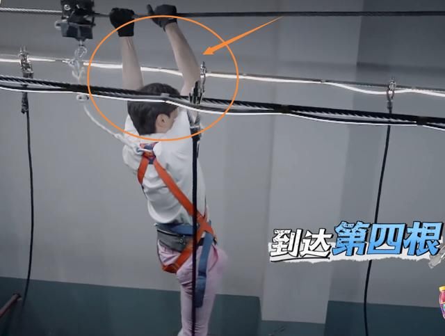  表情|邓伦双脚悬空过铁索，我却注意杨幂的反应，表情像极屏幕前的我