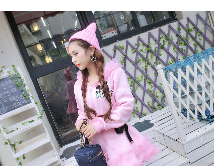  可爱|美女街拍：甜美可爱少女卡通亮片木耳边连帽长袖松紧腰修身连衣裙