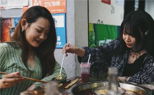  寻味|寻味成都 | 一座来了就不想走的城，一台开了就不想下的车