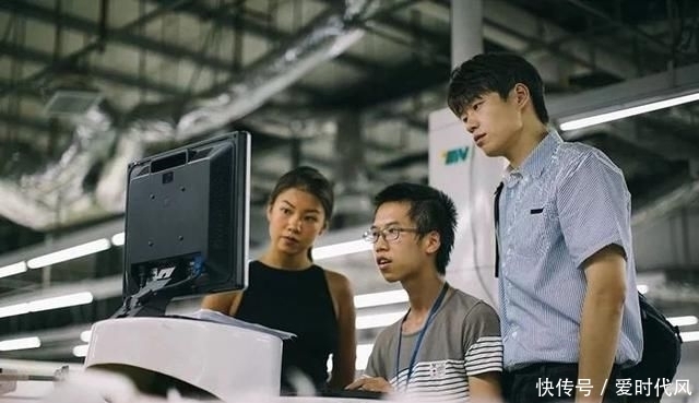 鲜花|球鞋当花瓶,鲜花填充羽绒服?时尚界的环保也太香了