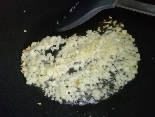  做法|蒜末粉丝蒸扇贝的生活中做法，多了这2步比餐馆做的更香，一盆不足