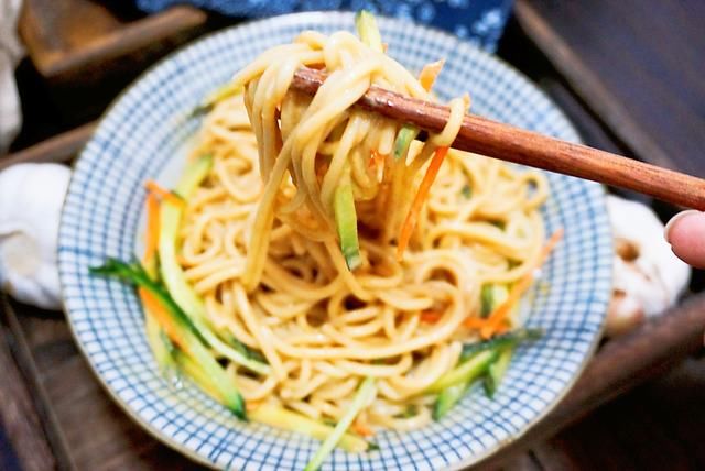  夏天|夏天必吃的凉面，做法简单，清爽开胃，家人都喜欢