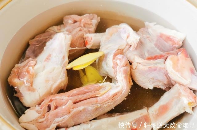 浓肉|做羊肉汤时,千万别乱放调料,记住两点,羊肉汤浓肉香还不膻