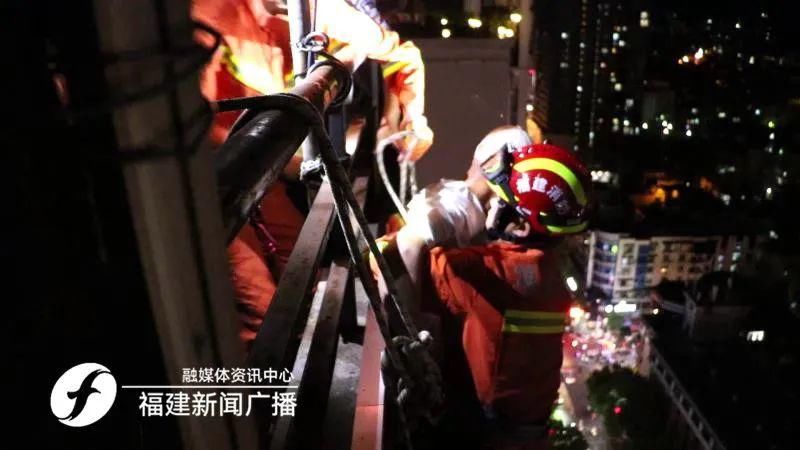 报警|男子欲跳楼又反悔,被困26层楼顶报警求助