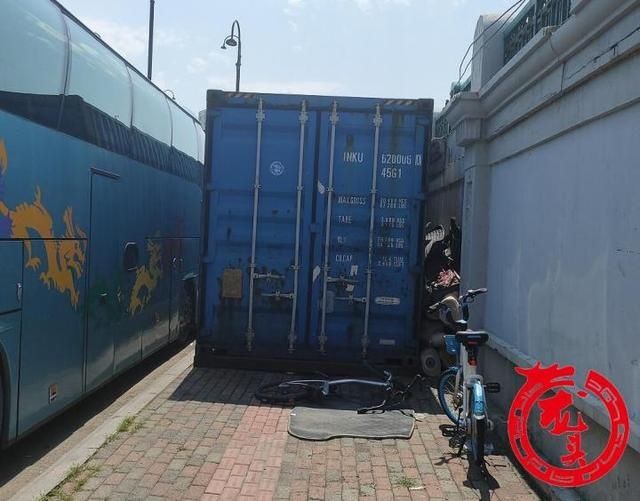  铁路|铁路街集装箱堵死人行道