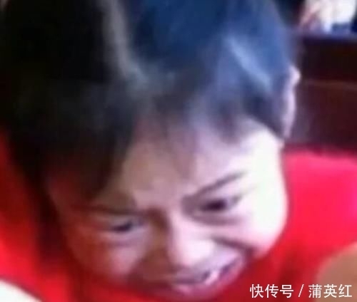 估计|小女孩因吃牛排表情太用力走红,网友:当时的牛排估计害怕极了!