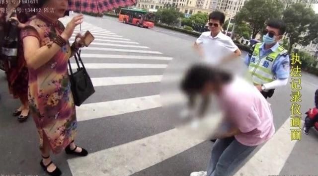  女孩|17岁女孩无钱赔付追尾轿车，遇路人凑款垫付，弯腰道谢：工资拿了就还