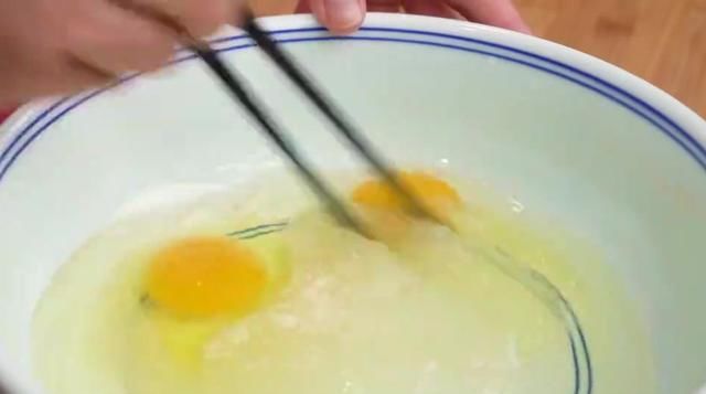  夏天|在夏天想吃饼干怎么办？用两个鸡蛋加上一碗面粉，就能做香酥饼干