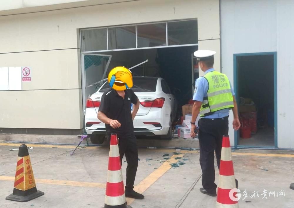  现场|错把油门当刹车！结果小轿车冲进加油站房屋内