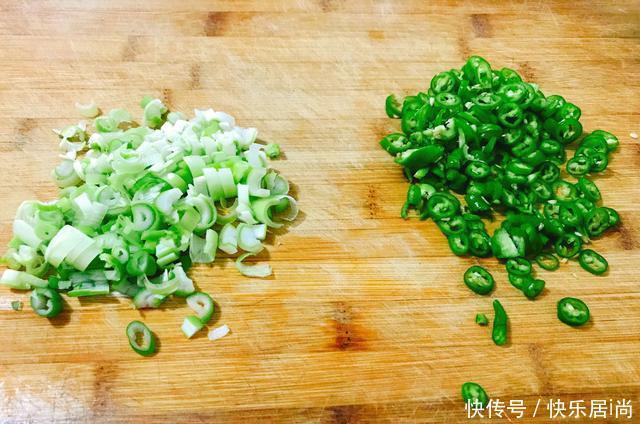  花钱|伏天没胃口，教您一道不花钱的开胃小菜，麻辣鲜香，超下饭