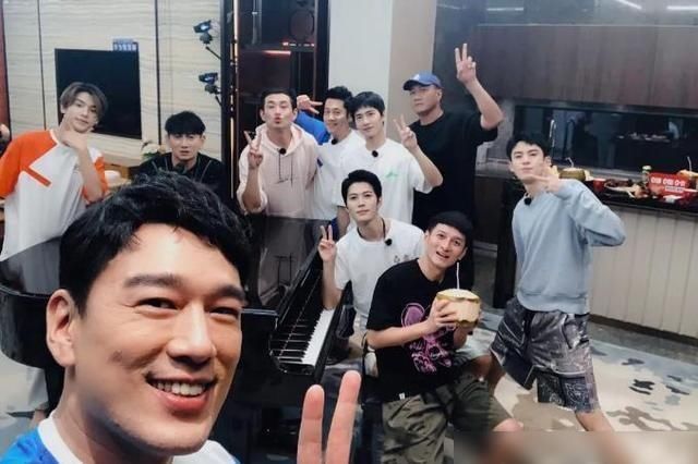  哥哥|《元气满满的哥哥》：吴奇隆被保安摁倒在地，导演：那是艺人！