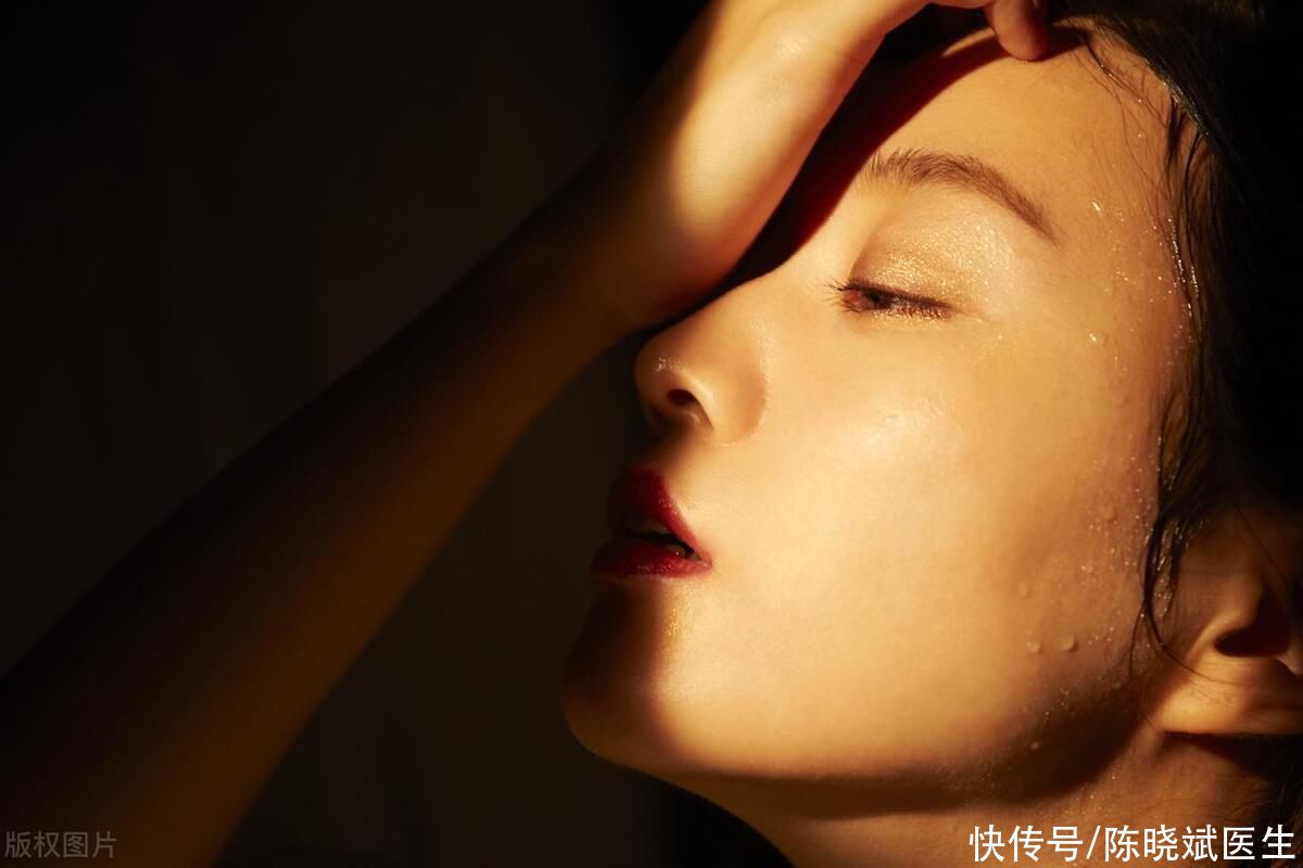 身体的六个部位出汗有病的前兆(汗从哪出，病从哪来？提醒：这4个部位出汗，或是身体出现了问题)