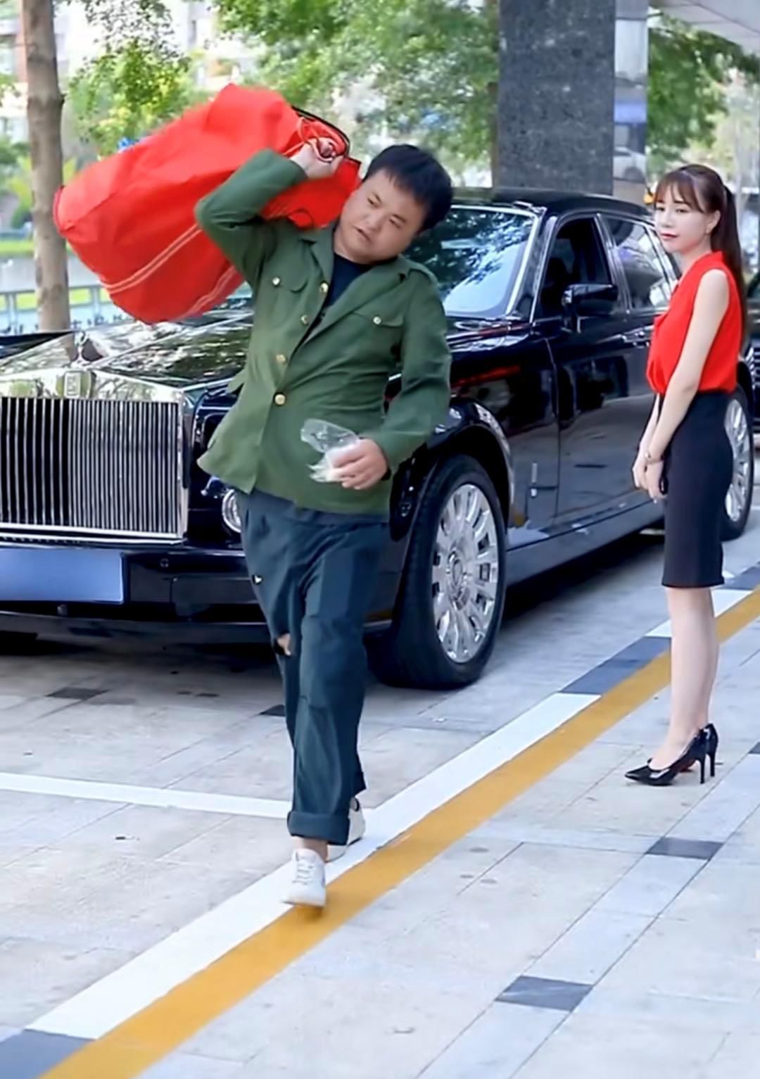 稀里哗啦|在你感动得稀里哗啦时，人家已经把钱挣了