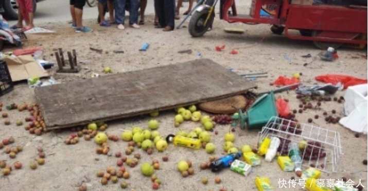  居民|失控SUV撞向路边水果摊，摊主一家均被撞伤，司机疑似脑梗