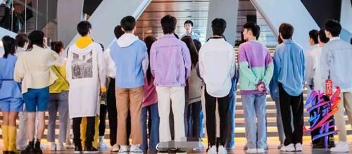  监考老师|易烊千玺去华彩少年当监考，双手背后面有模有样，对待选手像慈祥老父亲