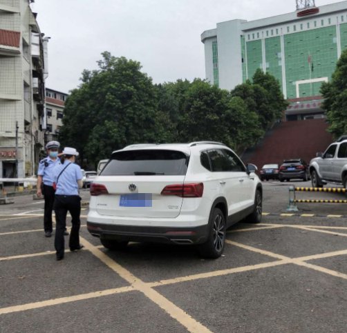 人行道上|万州严查！57辆车遭起了！
