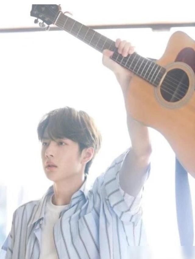  苗红|中秋节看王一博，国庆节看肖战，根是苗红