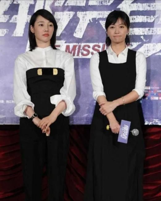  裙子|徐静蕾状态一点没见老，白衬衫配黑色背带裙，真有青春“学生样”