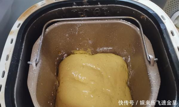 蒸成|在南瓜中加入一点,揉捏并蒸成适合秋天的暖心甜点