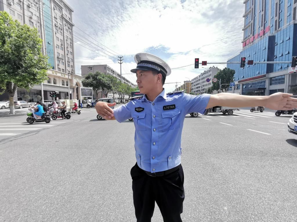 汗流浃背|高温下的交警：路口站立10分钟 汗流浃背像蒸笼