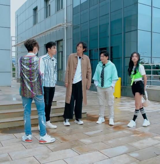  粉丝们|吴宣仪也学00后的穿法了？看她穿“学生袜”的腿，比奶棒还细！