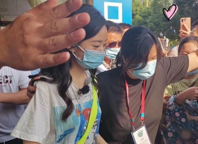  庇护|赵丽颖录《中餐厅》被拍，失去8级美颜庇护后，这状态确定32岁？