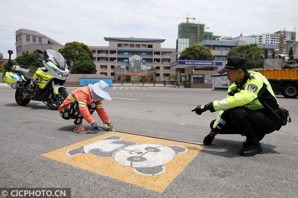 二小学门口路段|浙江舟山：“熊猫车位”便捷服务学生家长