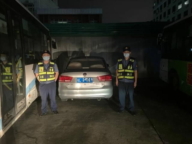 执法人员|“黑车”又双叒霸占公交站台？快抓拍举报！