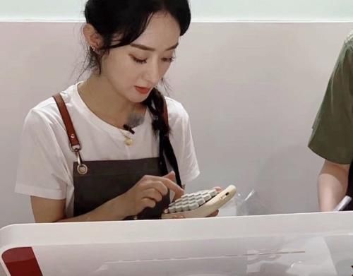  妈妈|赵丽颖《中餐厅》买食材被拍，生图下气色超棒，女生做了妈妈都懂