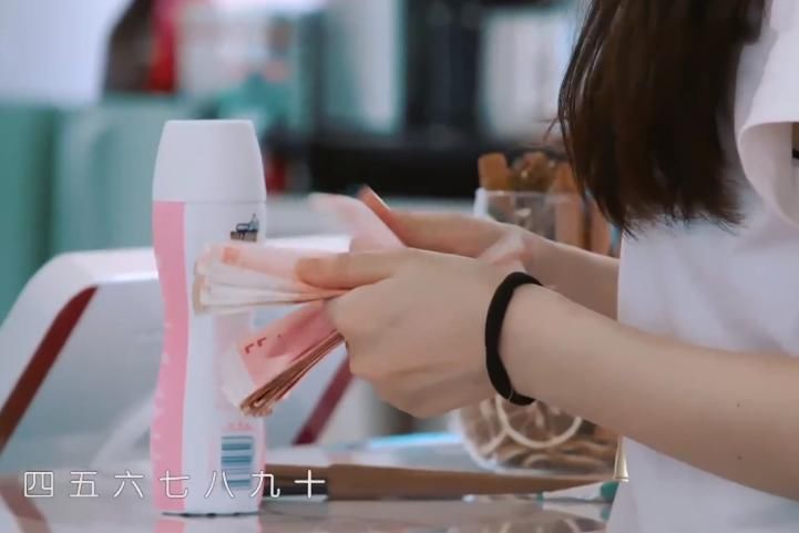  东西|中餐厅4：赵丽颖吃东西为了思考，说自己不会管钱，数钱的姿势却出卖了自己