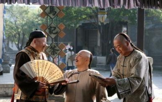  和?|和珅在救灾时，为什么当着灾民面在粥里撒沙子？专家：思想前卫