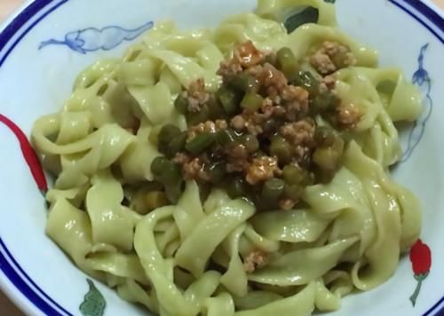  黄瓜|居家自制黄瓜宽面，弹软筋道，简单好吃，老少皆宜的家常美食
