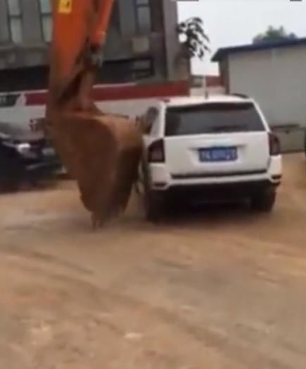  宝马车|工地禁止停车，宝马车主当场讽刺，工地老板命令挖掘机“开道”