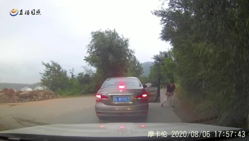  梁先生|前车突然停车！一个举动，让后车司机直竖大拇指！