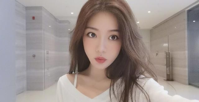  粉丝|被美颜镜头给“坑”了，小姨妈邓家佳晒近照自拍，让粉丝不敢认？