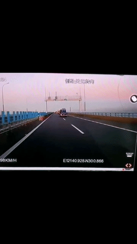  高速|太危险！载52人的大客车高速路上迎面遭铁门重击