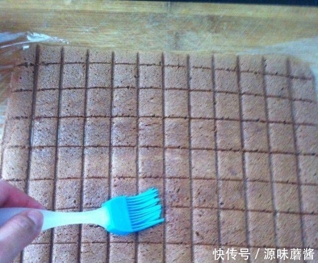 朗姆酒|波点巧克力蛋糕卷,酒体丰满,甜而不腻