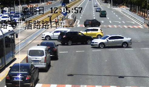  轨道|女司机冲红灯再冲上有轨电车轨道！电车朝她驶来她却停下不动……