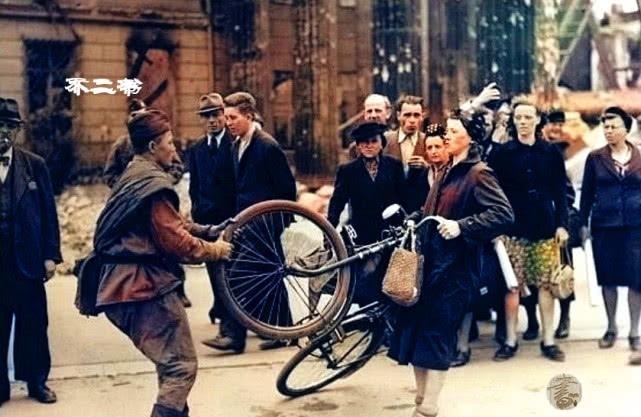  景象|上色老照片：第三帝国崩溃之时的景象，柏林街头躺着战死的德军