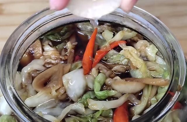 分享|居家分享酸辣腌包菜的好吃做法，香辣入味，甜酸爽口，家人都喜欢