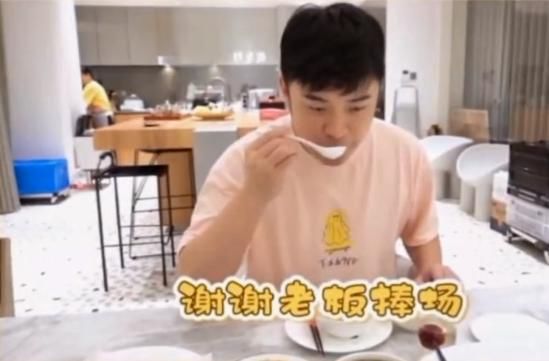  刘海|张子萱的脸崩了？脸越来越长靠刘海掩盖，法令纹太深显老20岁