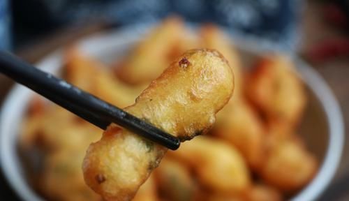  好吃|早餐别吃油条了，教你懒人吃法，手不碰面，一挤就出锅，又软又香