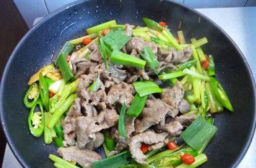  牛肉|炒牛肉时，牛肉一炒就老? 老厨师教你一招，牛肉鲜嫩不柴