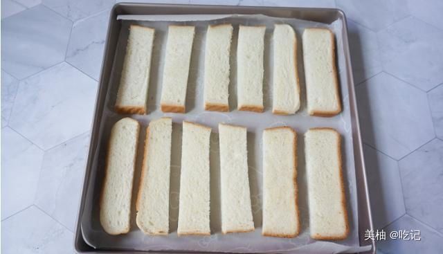 酥脆|嘎嘣脆，咬上一口酥脆掉渣的蒜香吐司条，香味扑鼻，值得一试